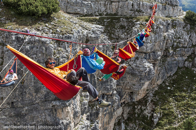 Блог - 16 безумных фото с фестиваля Висячих гамаков в Альпах 16 безумных фото с фестиваля Висячих гамаков в Альпах