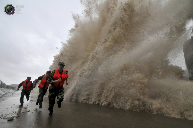 Блог - 30 пугающих и завораживающих снимков разъяренной водной стихии. Часть 1 30 пугающих и завораживающих снимков разъяренной водной стихии. Часть 1