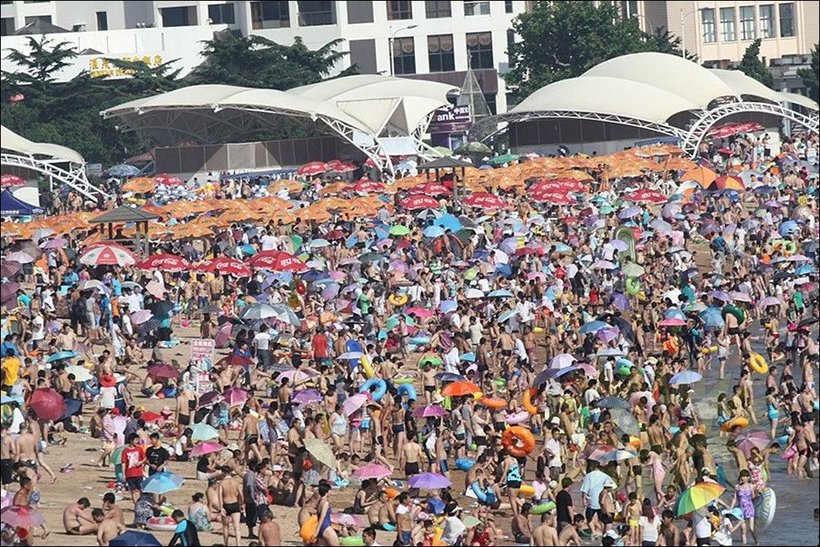 Блог - Два переполненных пляжа в разных странах Два переполненных пляжа в разных странах