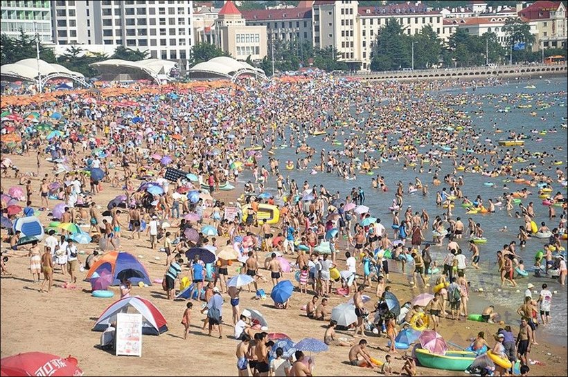 Блог - Два переполненных пляжа в разных странах Два переполненных пляжа в разных странах