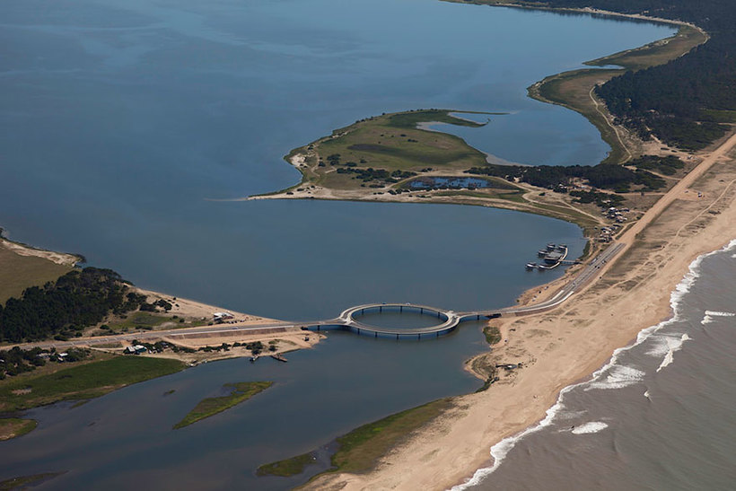 Блог - В Уругвае построили круговой мост, чтобы водители могли наслаждаться видами В Уругвае построили круговой мост, чтобы водители могли наслаждаться видами