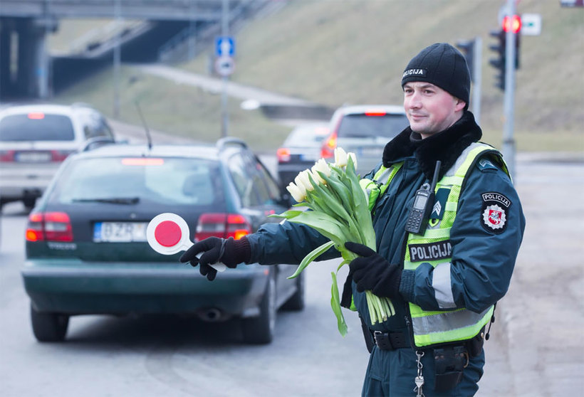 Блог - Только посмотри, что сделали литовские полицейские на 8 марта в этом году! Только посмотри, что сделали литовские полицейские на 8 марта в этом году!