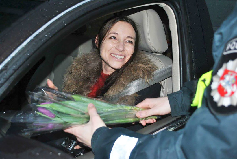 Блог - Только посмотри, что сделали литовские полицейские на 8 марта в этом году! Только посмотри, что сделали литовские полицейские на 8 марта в этом году!