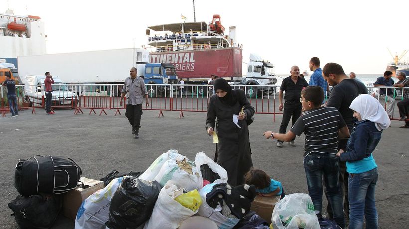 des-syriens-attendent-sur-le-quai-au-port-de-tripoli-liban-avant-d-embarquer-sur-un-ferry-qui-doit-les-conduire-en-turquie-le-6-octobre-2015_5446081.jpg?1486414137