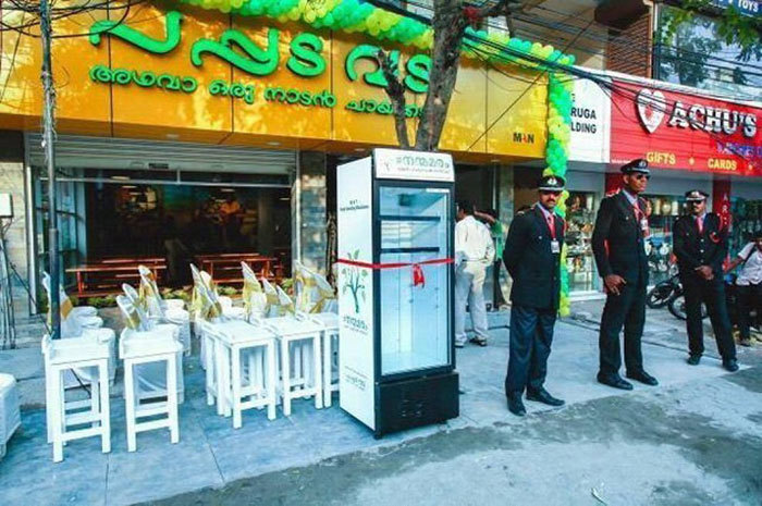 В Индии ресторан выставил холодильник на улицу, чтобы кормить бездомных 