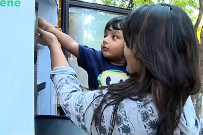 В Индии ресторан выставил холодильник на улицу, чтобы кормить бездомных 