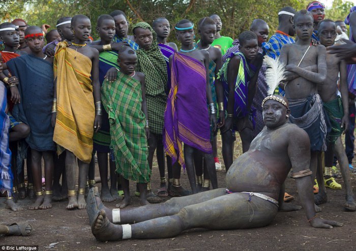 Взгляд не оторвать: 11 снимков самых красивых мужчин эфиопского племени боди