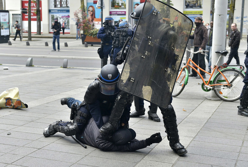 Блог - 18 пугающих снимков протестов во Франции 18 пугающих снимков протестов во Франции