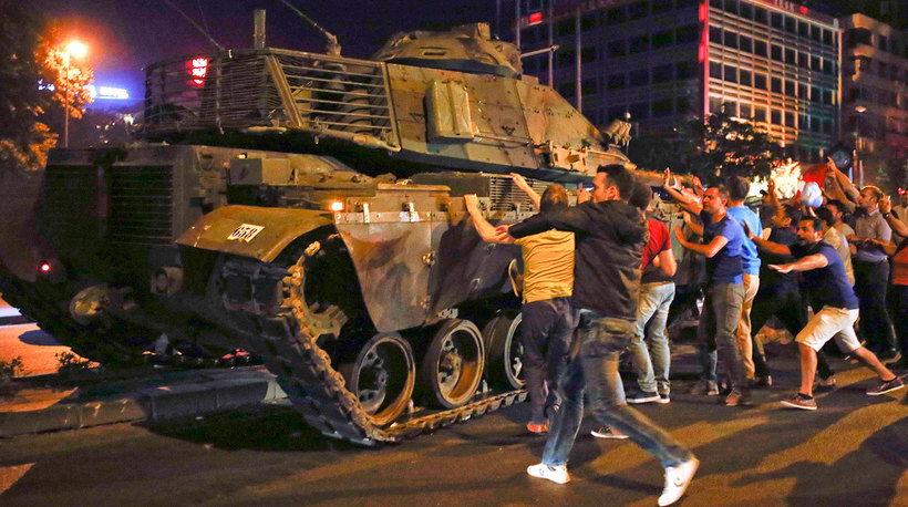 10 будоражащих снимков военного переворота в Турции