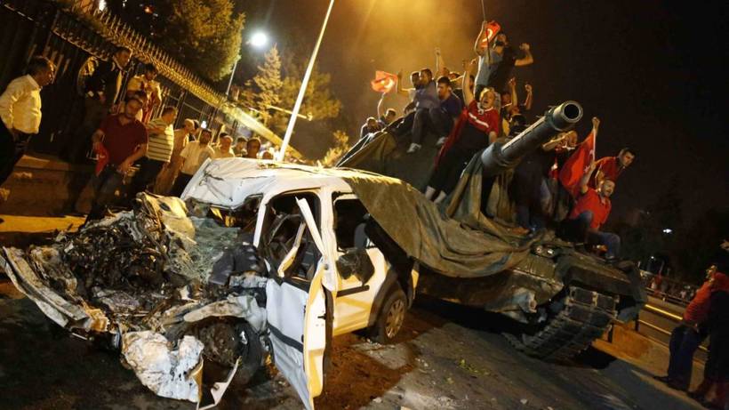 10 будоражащих снимков военного переворота в Турции