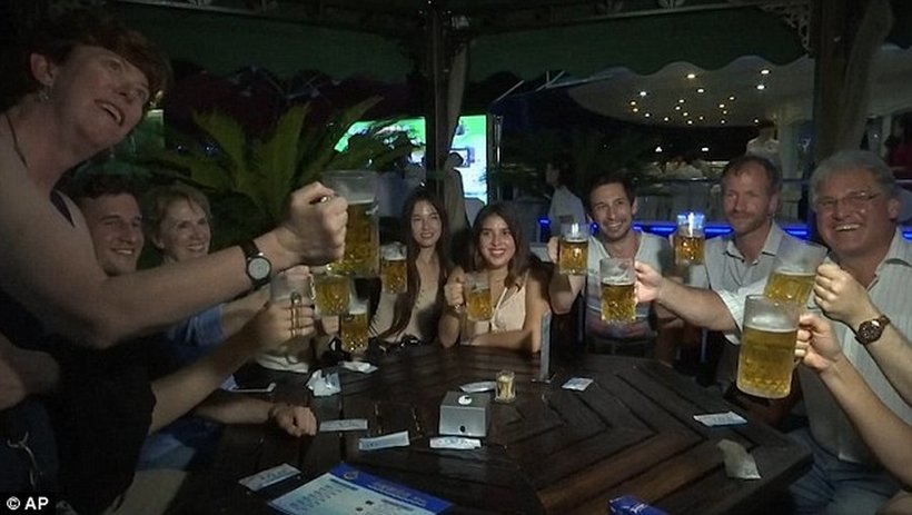 Блог - 17 любопытных фото с первого пивного фестиваля в Северной Корее 17 любопытных фото с первого пивного фестиваля в Северной Корее