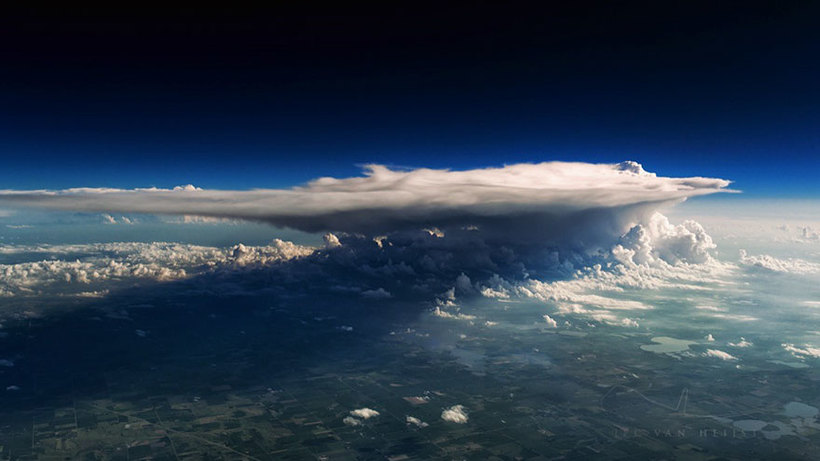 10 умопомрачительных фотографий неба и штормов от пилота Боинга 747
