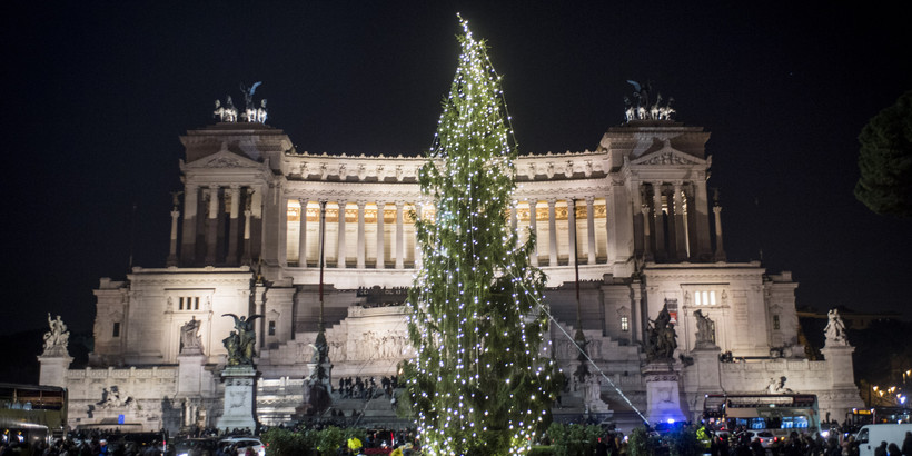 Самую уродливую елку установили в Риме