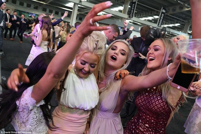 Блог - 28 феерических фото о том, как прошел День Леди на скачках Grand National в Англии 28 феерических фото о том, как прошел День Леди на скачках Grand National в Англии