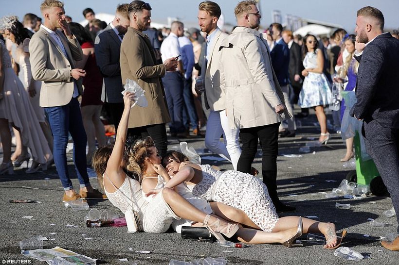 Блог - 28 феерических фото о том, как прошел День Леди на скачках Grand National в Англии 28 феерических фото о том, как прошел День Леди на скачках Grand National в Англии