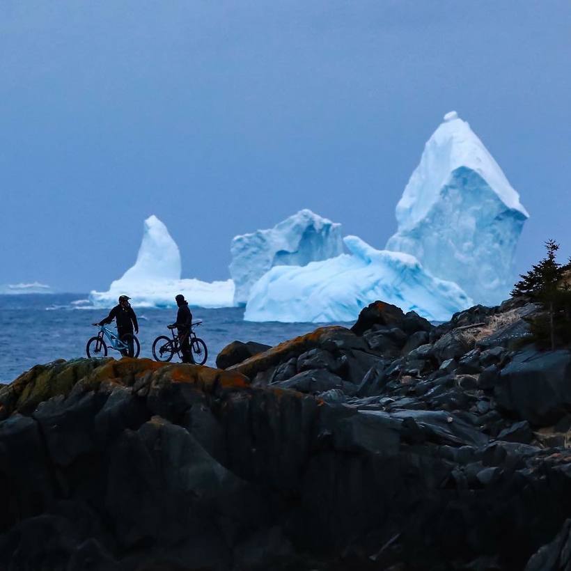 Гигантский айсберг приплыл к берегу крохотной канадской деревушки