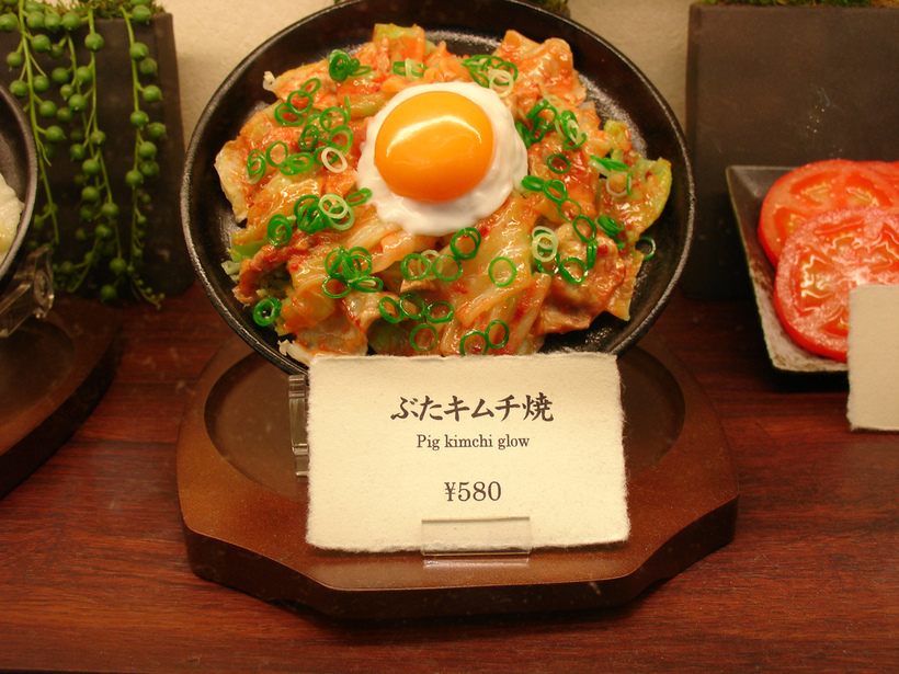 Искусственные блюда на витринах разных кафе в Японии поражают своей реалистичностью