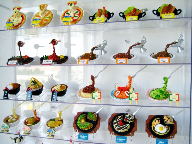 Искусственные блюда на витринах разных кафе в Японии поражают своей реалистичностью