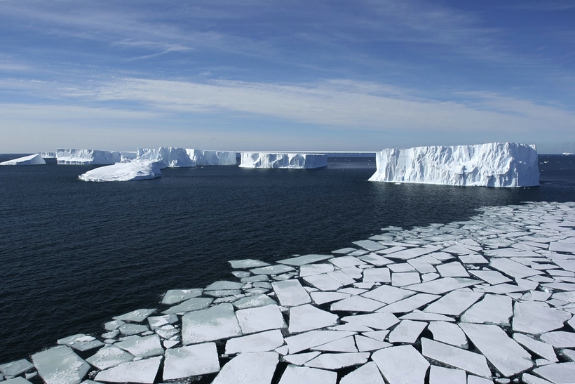 Самый большой в мире айсберг тает с двух сторон: к чему это приведет