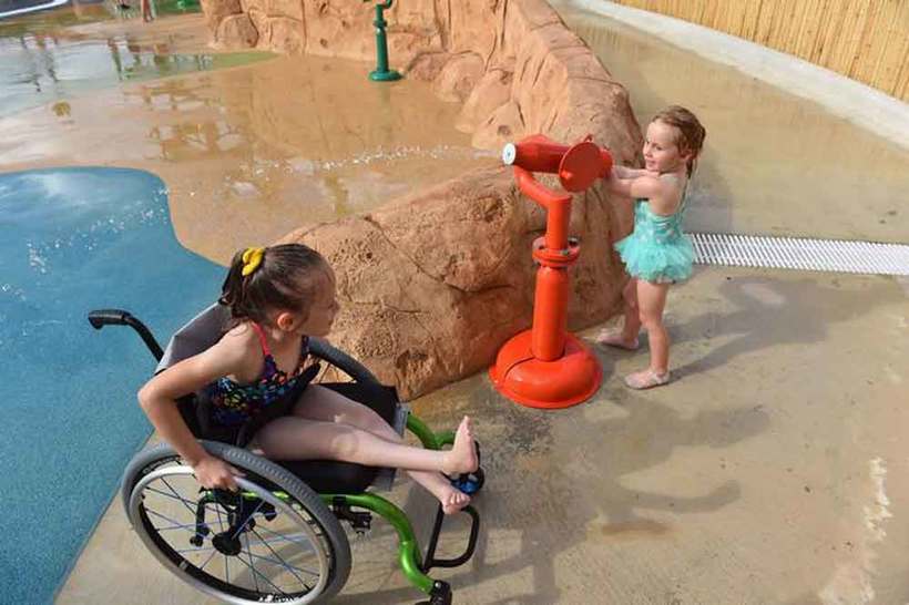 В США открылся первый в мире аквапарк для людей с ограниченными возможностями
