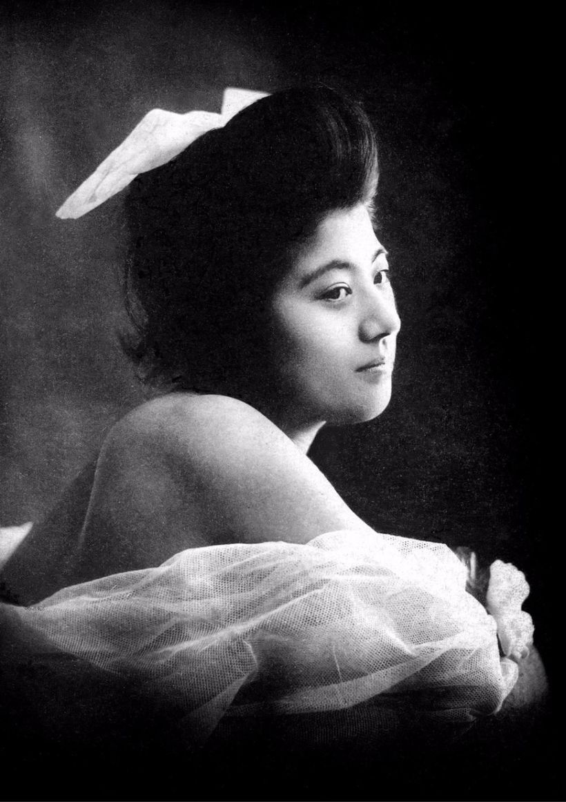 Блог - Гейши без кимоно: 18 студийных фотографий молодых гейш в непривычных образах Гейши без кимоно: 18 студийных фотографий молодых гейш в непривычных образах