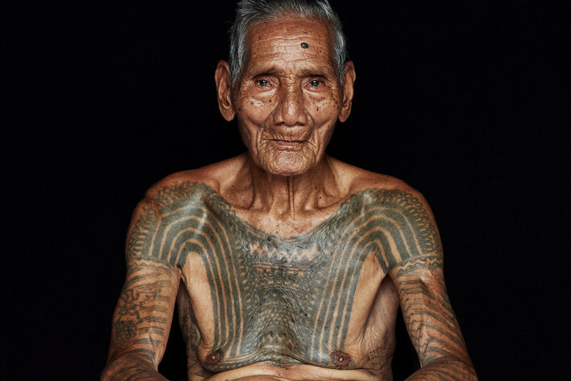 Блог - Фотограф делает драматические фото племен, которые вымирают Фотограф делает драматические фото племен, которые вымирают