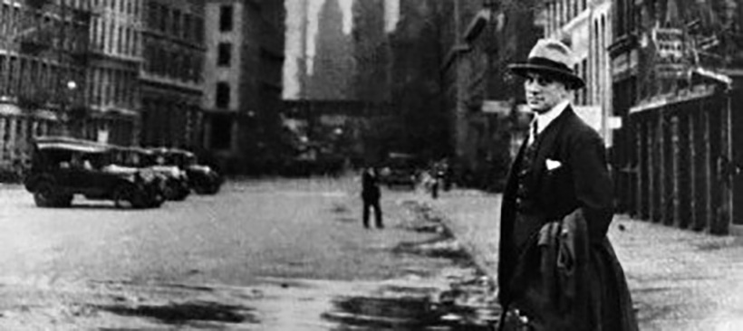 Владимир Маяковский на улицах Нью-Йорка (1925 год) Владимир Маяковский на улицах Нью-Йорка (1925 год)