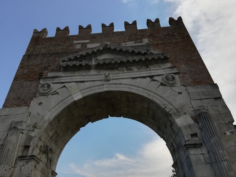 Триумфальная арка Arco d'Augusto в Римини