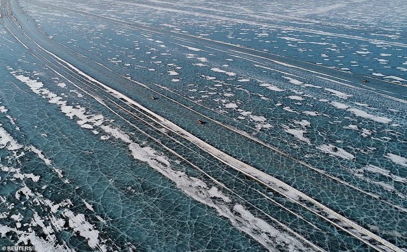 Блог - Бесстрашные и невозмутимые русские: британцы поразились ледяным переправам в Сибири Бесстрашные и невозмутимые русские: британцы поразились ледяным переправам в Сибири