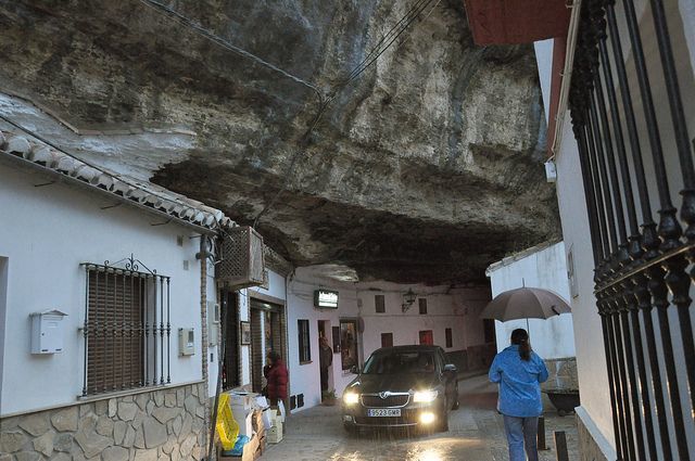 16 ошеломляющих снимков города, построенного под скалой