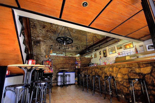 16 ошеломляющих снимков города, построенного под скалой