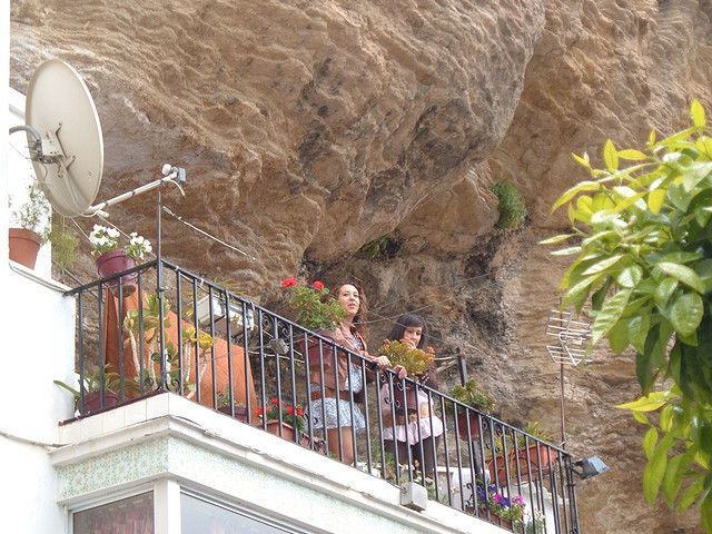 16 ошеломляющих снимков города, построенного под скалой