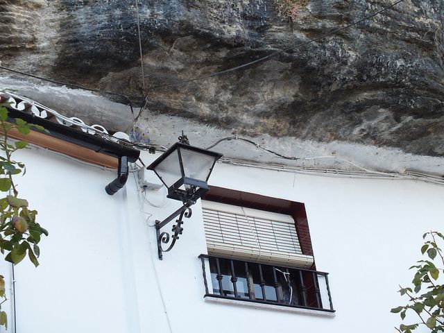 16 ошеломляющих снимков города, построенного под скалой