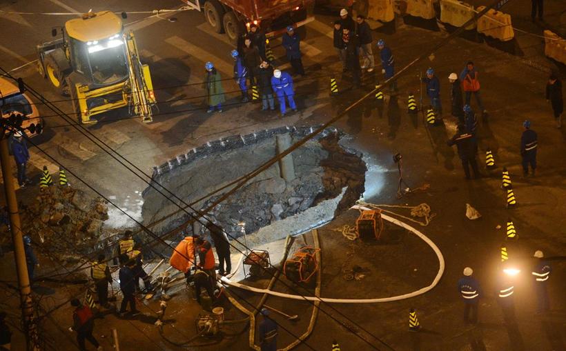 Блог - Воронки, кратеры и рухнувшие дороги по всему миру Воронки, кратеры и рухнувшие дороги по всему миру