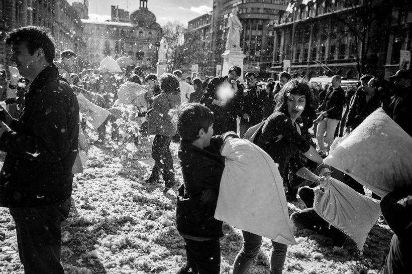 Блог - Международный день битвы подушками в Бухаресте Международный день битвы подушками в Бухаресте