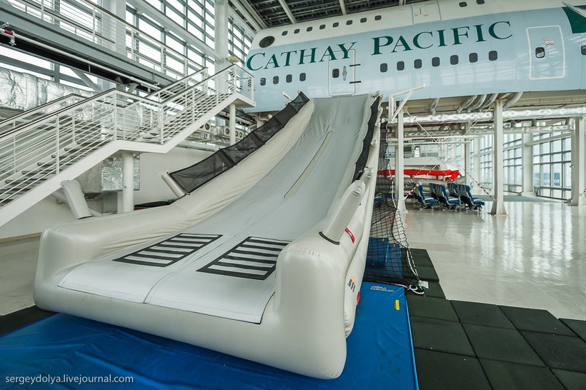 Как тренируют бортпроводников? 