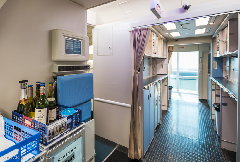 Как тренируют бортпроводников? 