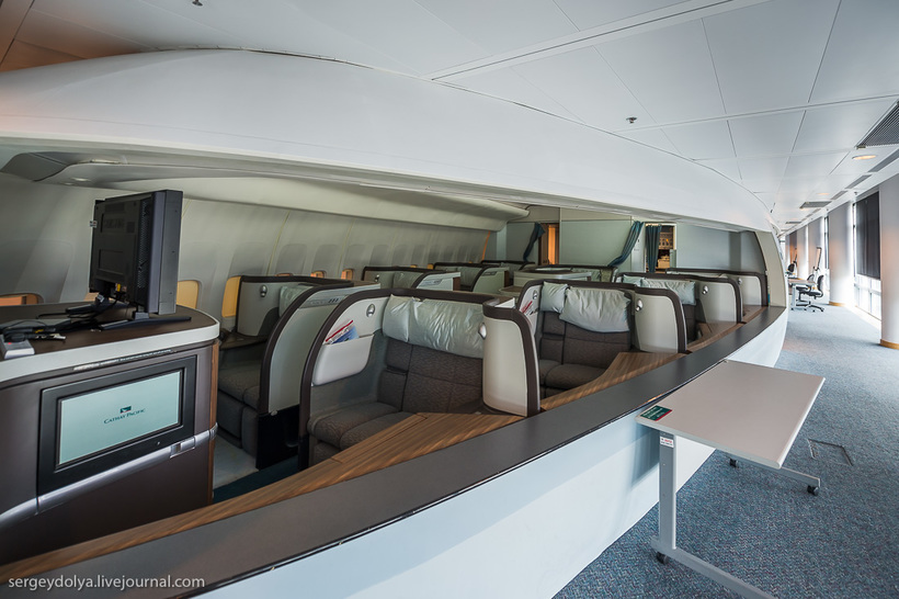 Как тренируют бортпроводников? 