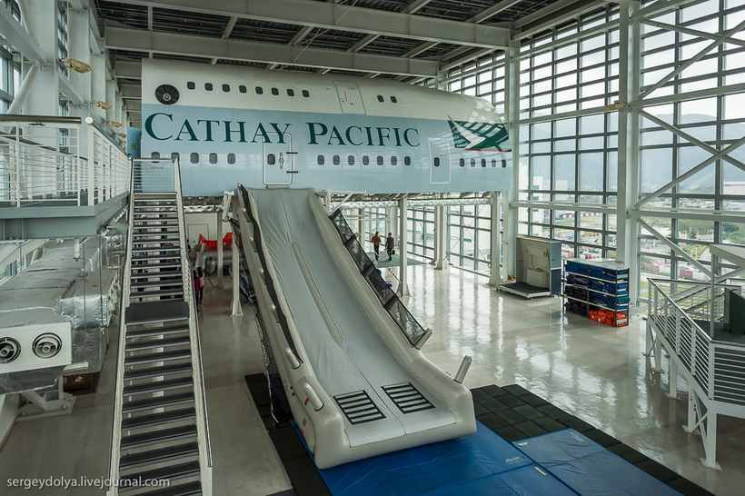 Как тренируют бортпроводников? 