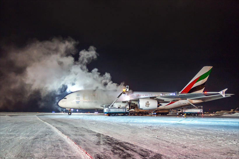 Как обслуживают самый большой самолет 