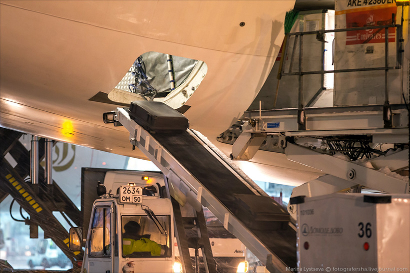 Как обслуживают самый большой самолет 