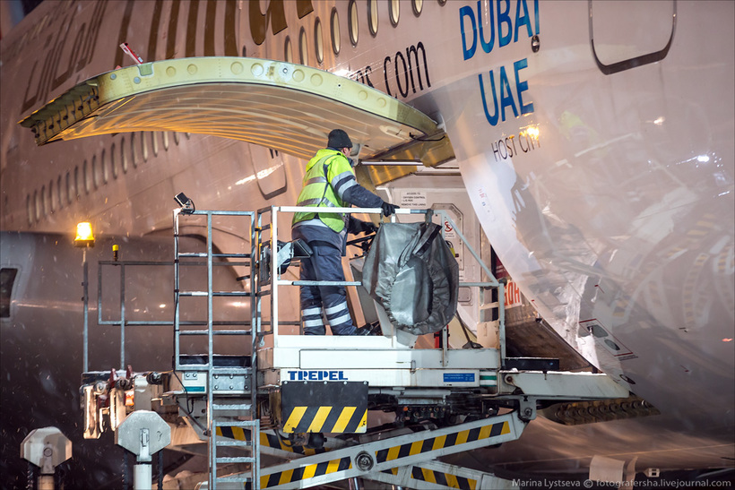 Как обслуживают самый большой самолет 