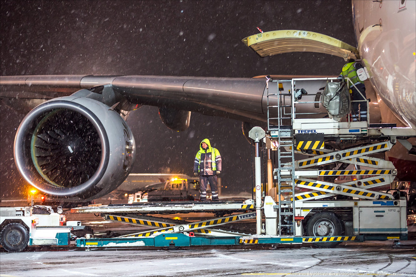 Как обслуживают самый большой самолет 