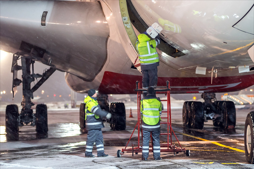 Как обслуживают самый большой самолет 