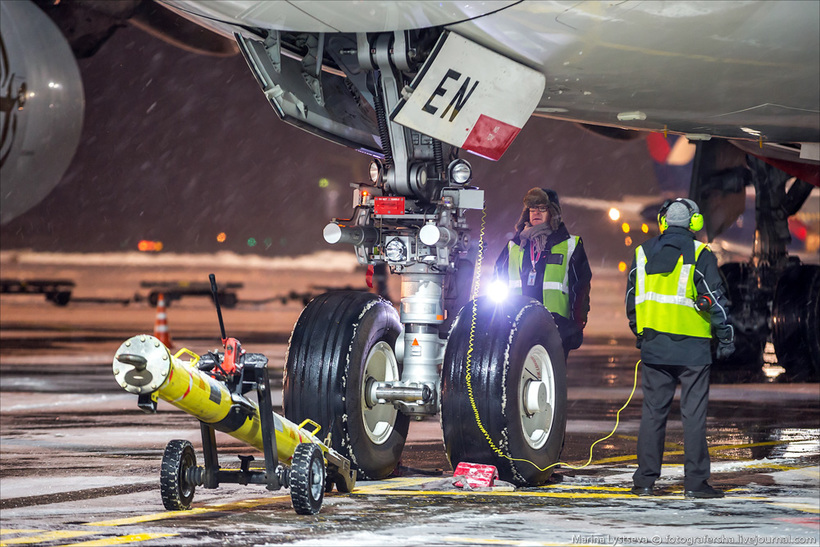 Как обслуживают самый большой самолет 
