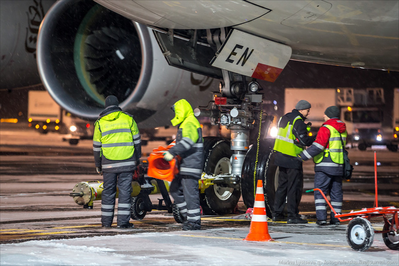 Как обслуживают самый большой самолет 
