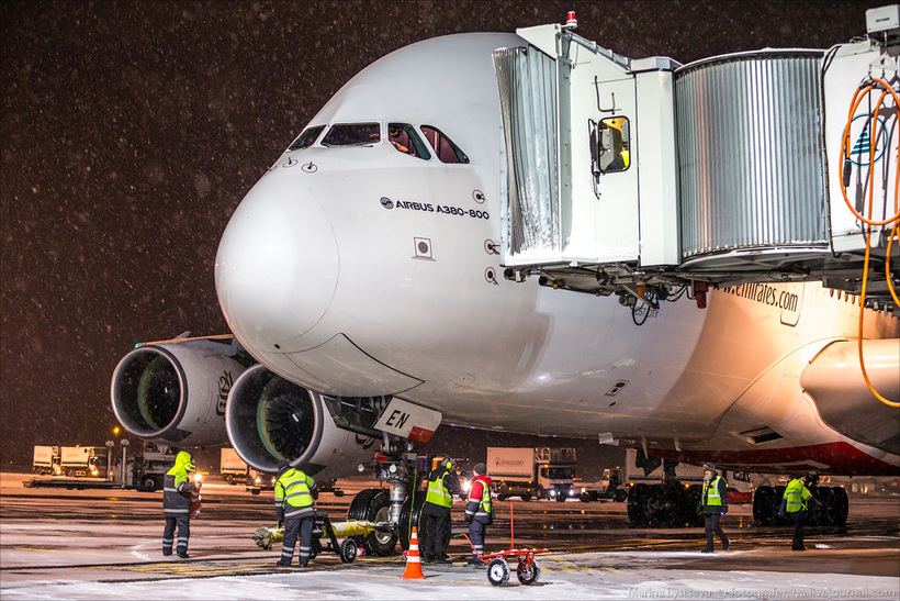 Как обслуживают самый большой самолет 