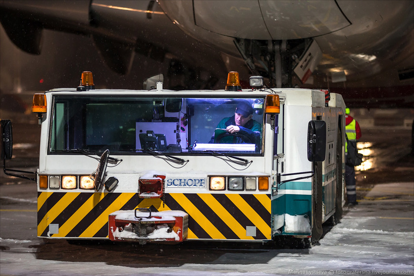 Как обслуживают самый большой самолет 