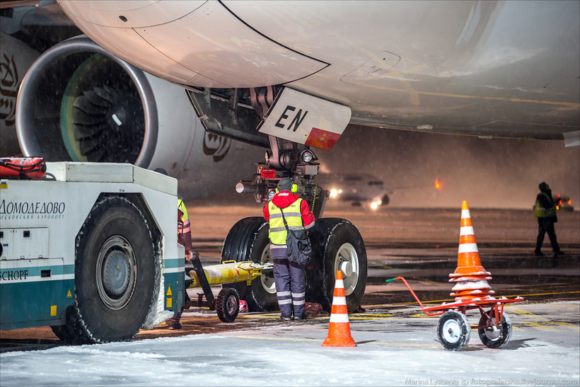Как обслуживают самый большой самолет 
