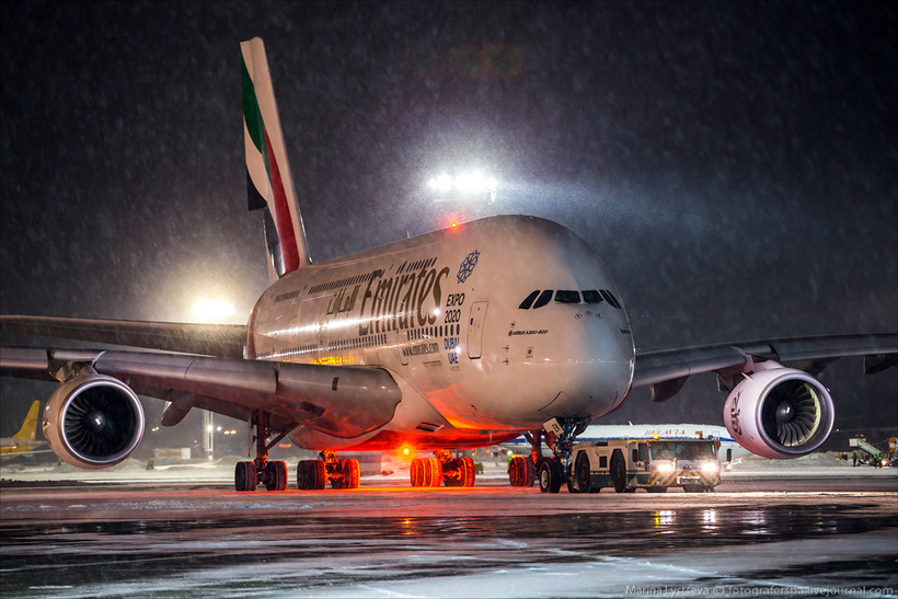 Как обслуживают самый большой самолет 